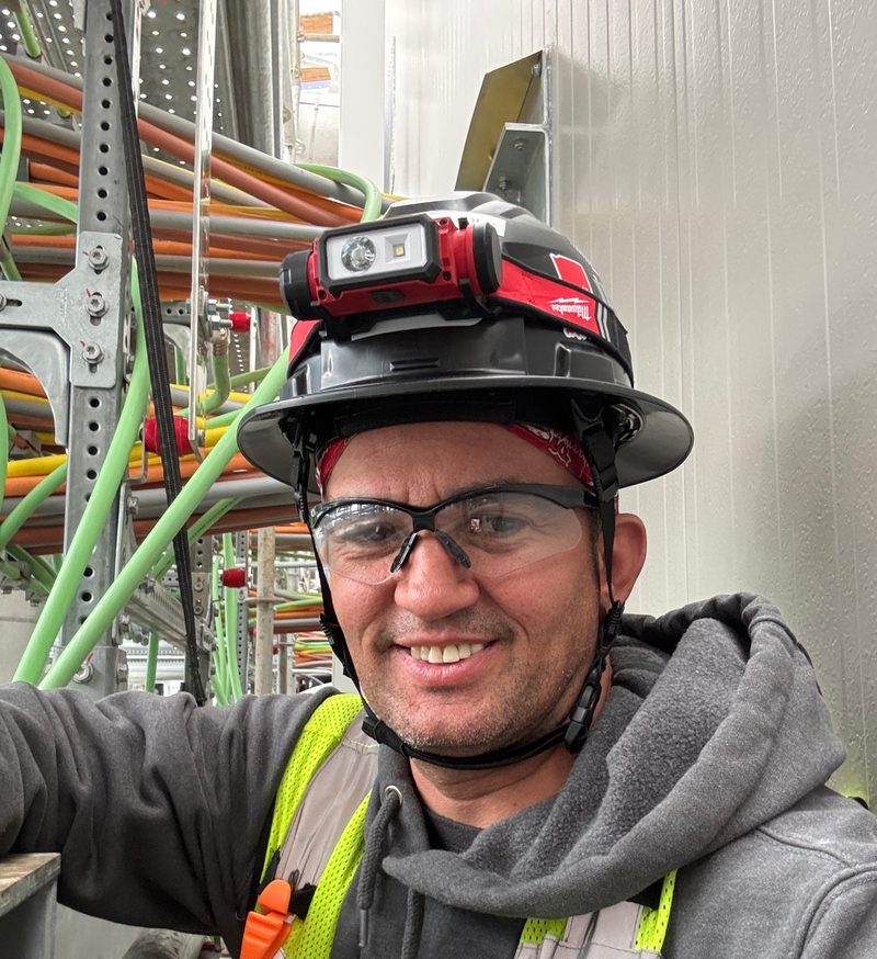 Servio Finol en obra con casco y chaleco