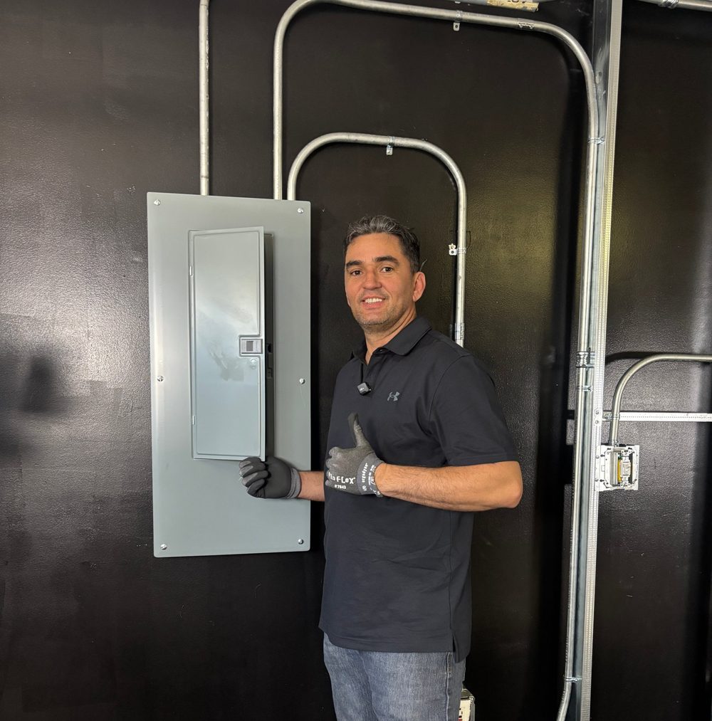 Servio Finol frente a un panel eléctrico con tubería EMT